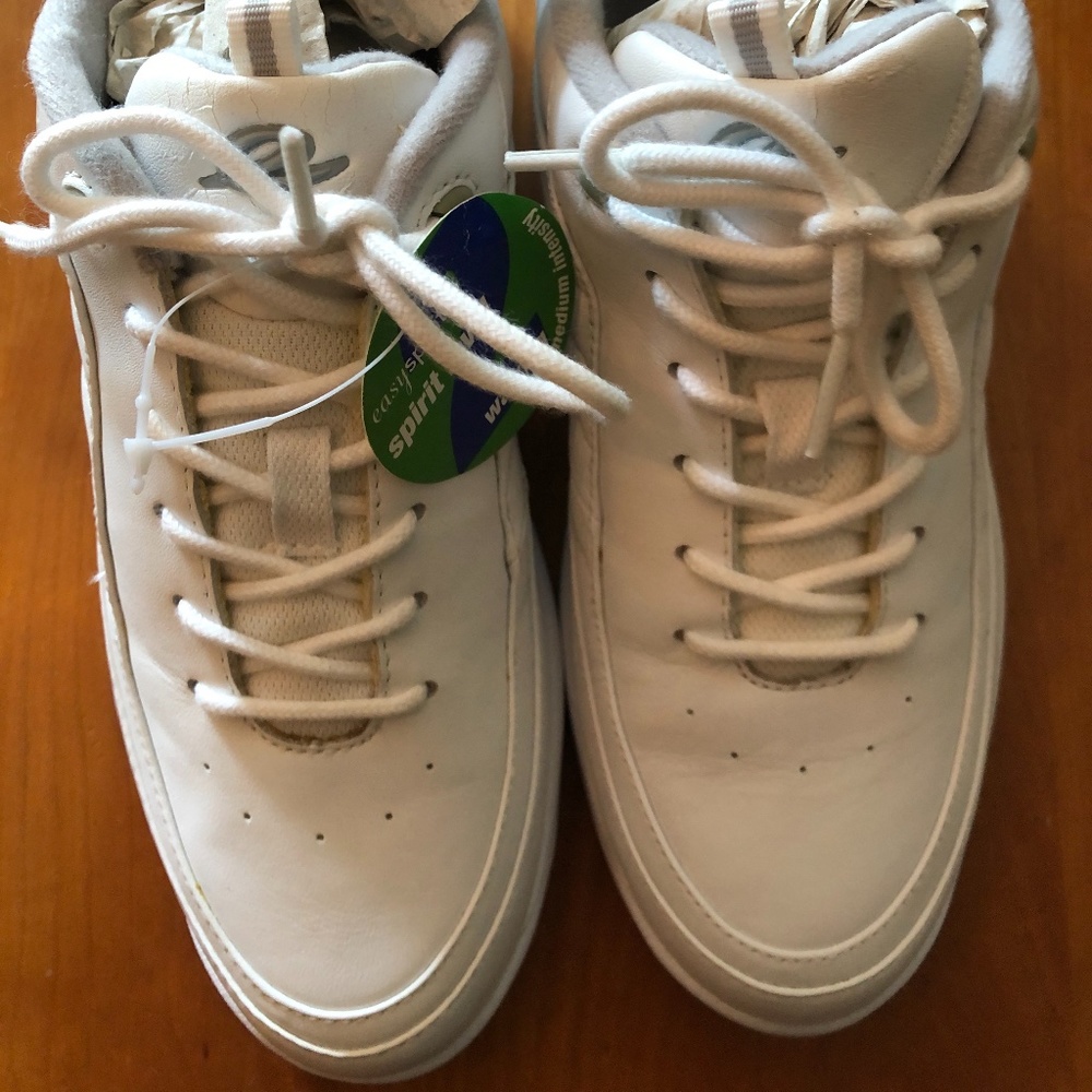 Easy Spirit Jumper Walking Sneaker -- New